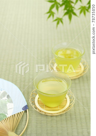 2 customers' cold tea, fan and maple 78735850