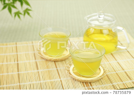 2 customers cold tea and glass pot 78735879