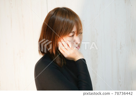 Woman: Tooth pain Woman: Tooth pain 78736442