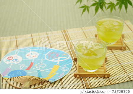 2 customers' cold tea, fan and maple 78736506