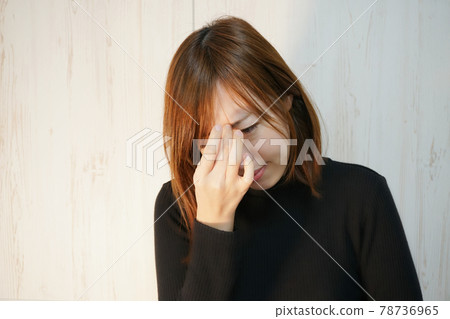 一個患有眼睛疲勞的女人的形象 78736965