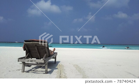 Relax in the white sands and blue waters of the Maldives 78740424