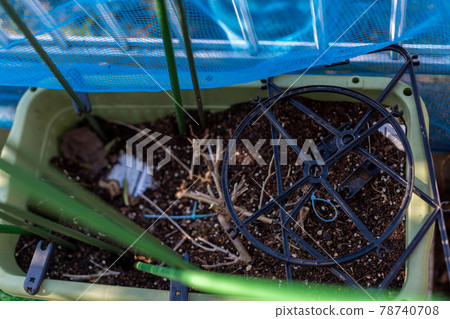 Cleaning up the garden 78740708