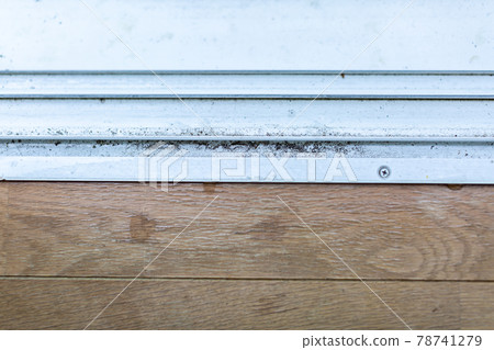 Cleaning the sash groove Cleaning the sash groove 78741279