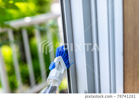 Cleaning the sash groove 78741281