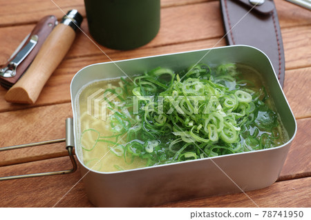 在戶外用麥斯汀製作的方便麵 78741950