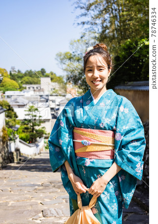 A young woman wearing a kimono and sightseeing on a women's trip [Kitsuki City] 78746334