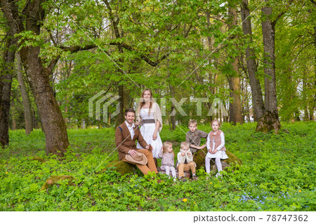 Large large family in the park before the trip. 78747362