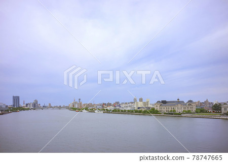 從佐渡航線出發的渡輪上看到的新潟港和新潟島的街景 78747665