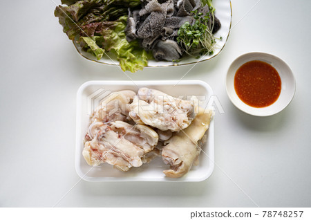 烤肉餐廳的經典omasum生魚片和豬腿 烤肉餐廳的經典omasum生魚片和豬腿 78748257