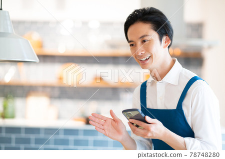 A man taking an order at a cafe 78748280
