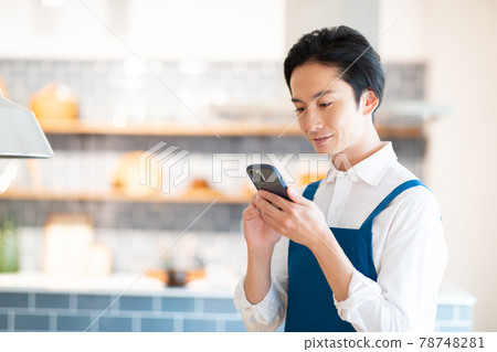 A man taking an order at a cafe 78748281