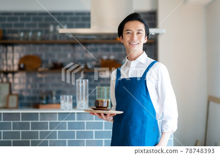 一個人在咖啡館點菜 一個人在咖啡館點菜 78748393