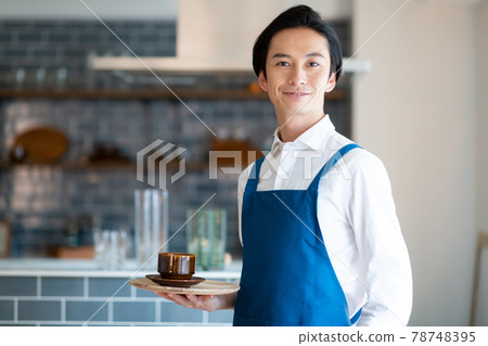 一個人在咖啡館點菜 一個人在咖啡館點菜 78748395