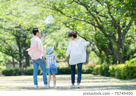 Parent and child summer vacation insect catching child 78749400