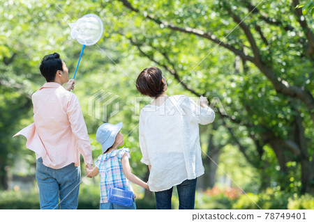 Parent and child summer vacation insect catching child 78749401