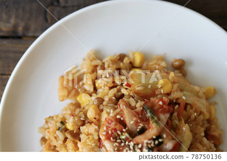 Natto and kimchi fried rice made with pressed barley and rice 78750136