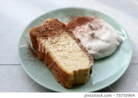 Homemade baked cheesecake with cookie bottom and cream filling 78750904