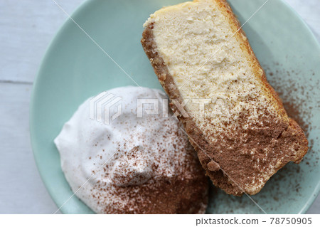 Homemade baked cheesecake with cookie bottom and cream filling 78750905