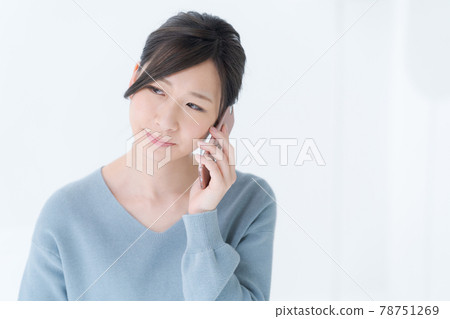 電話女性白色背景 20 多歲 電話女性白色背景 20 多歲 78751269