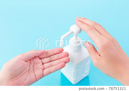 使用酒精噴霧進行手消毒 78751321