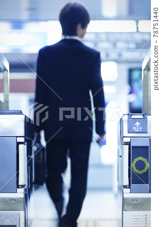 穿過檢票口的商人的背面圖 78751440