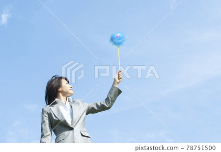 轉動風車的女商人 78751500