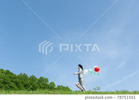 跑與氣球的女商人 78751501