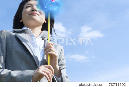 轉動風車的女商人 78751502