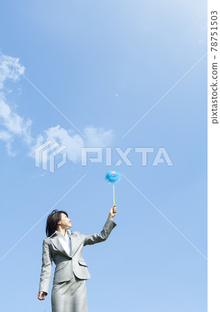 轉動風車的女商人 78751503