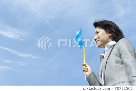 轉動風車的女商人 78751505