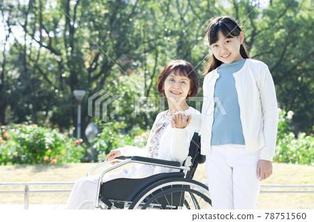 祖母坐在輪椅上，微笑的孫女 78751560