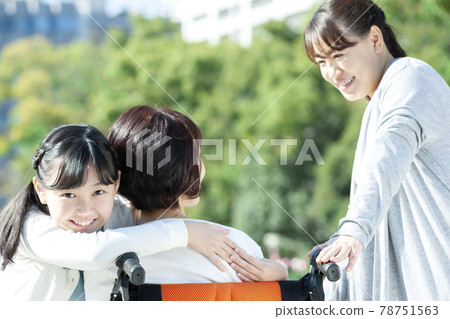 擁抱坐在輪椅上的祖母的孫女 78751563