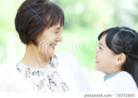 微笑的祖母和孫女 78751605