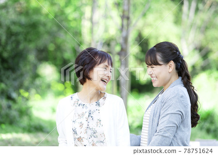 Smiling mother girl Smiling mother girl 78751624