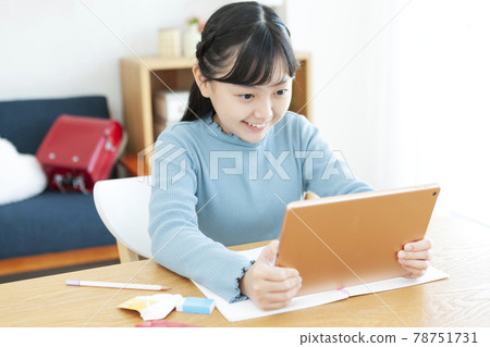 觀看片劑的女孩 78751731