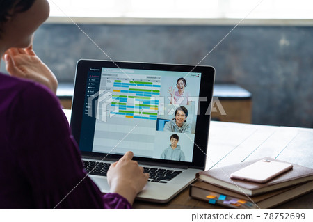 Women working online 78752699