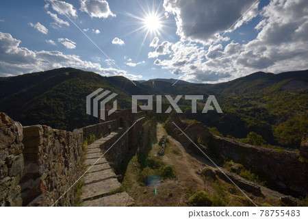 Blue sky and white clouds under the clear sky, sunlight shining in the eyes, and the stone fortress of Magari Ibaraki Fortress. Blue sky and white clouds under the clear sky, sunlight shining in the eyes, and the stone fortress of Magari Ibaraki Fortress. 78755483