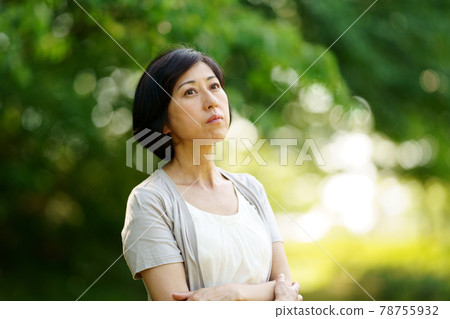 遠望綠色焦急的中年婦女，板著臉的中年婦女 78755932