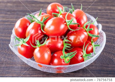 新鮮成熟的櫻桃番茄 78756758
