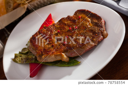 Beef entrecote with string beans and bell pepper Beef entrecote with string beans and bell pepper 78758554