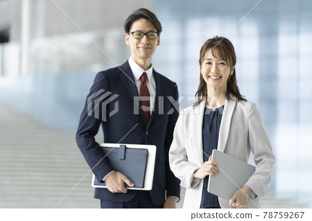 微笑商務人士，男性和女性肖像 78759267