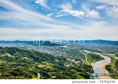 在雨季飛越奇諾河的滑翔傘，和歌山市和和歌山灣的景色 78760436