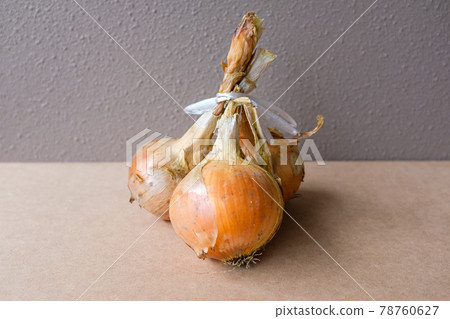 Freshly harvested onions with soil 78760627