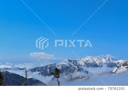 Sea of clouds and mountains of the Northern Alps Mt. Norikura seen from the Nishi-Hotaka ridgeline Sea of clouds and mountains of the Northern Alps Mt. Norikura seen from the Nishi-Hotaka ridgeline 78762201