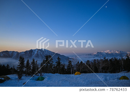Sea of clouds and mountains of the Northern Alps Mt. Kasumi and Mt. Norikura seen from Nishiho Sanso in the morning Sea of clouds and mountains of the Northern Alps Mt. Kasumi and Mt. Norikura seen from Nishiho Sanso in the morning 78762433
