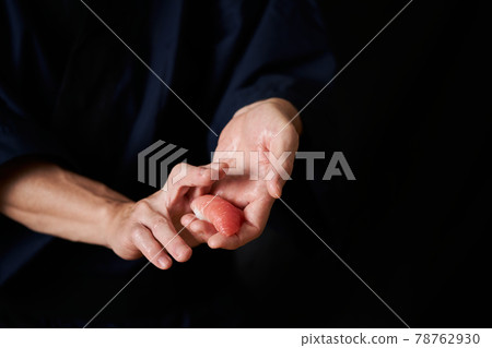 Sushi craftsman holding sushi 78762930