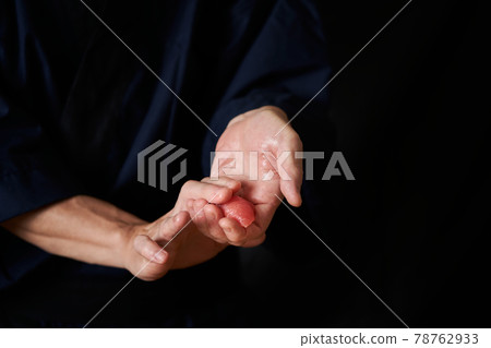 拿著壽司的壽司工匠 78762933
