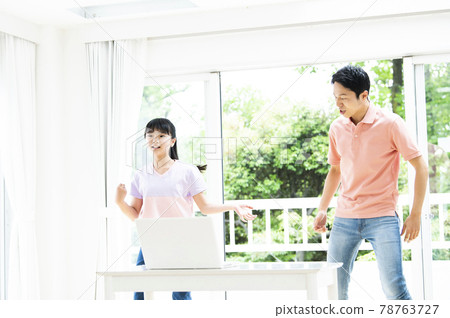 父母和孩子在家跳舞 父母和孩子在家跳舞 78763727