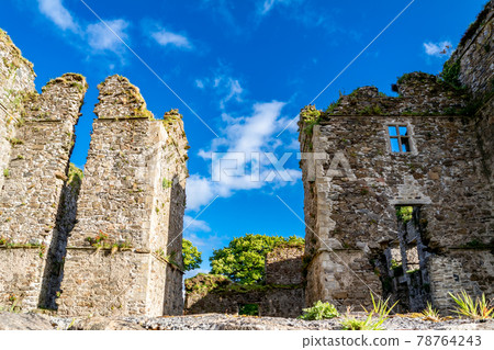 The castle ruins in Manorhamilton, erected in 1634 by Sir Frederick Hamilton - County Leitrim, Ireland 78764243